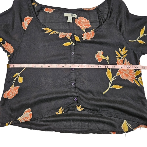 Amuse Society Cropped Ruffle Sleeve Button Up Blouse, Black Floral, Small - Picture 7 of 9